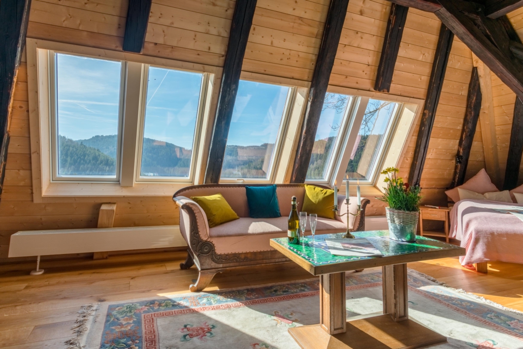 Couchtisch mit Sofa vor 5 großen Panoramadachfenstern