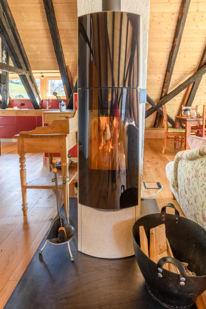 Moderner Design-Kaminofen mit brennendem Feuer