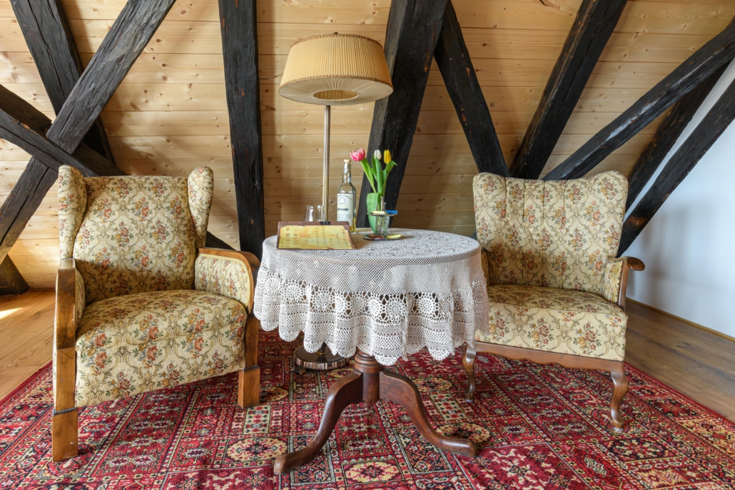 Leseecke mit zwei Sesseln, Tisch und Stehlampe