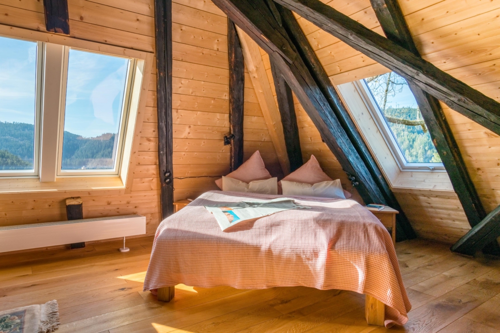 Doppelbett im großen Hauptraum in der Ecke zwischen Dachfenstern