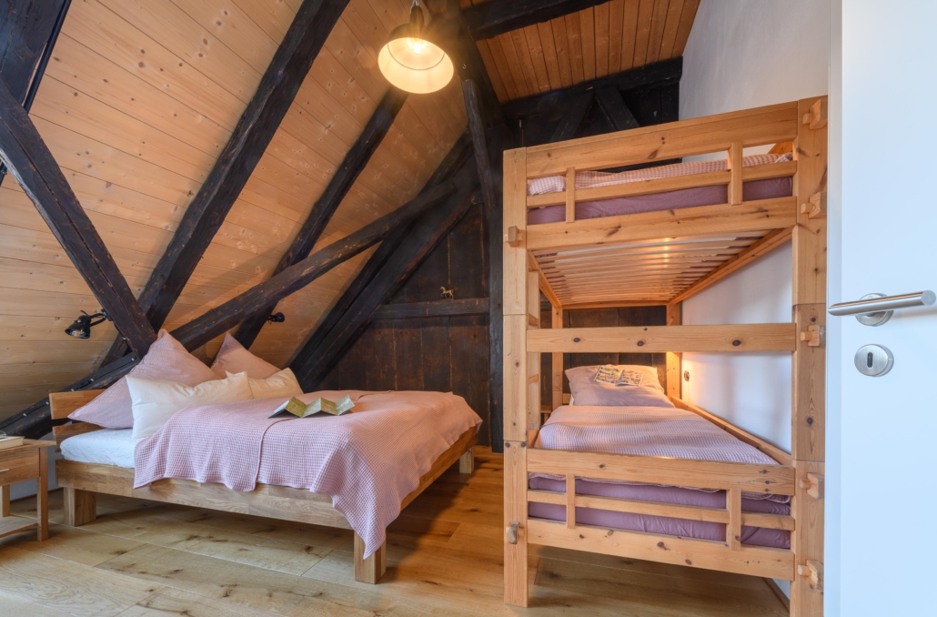 Doppelbett und Stockbett im Schlafzimmer