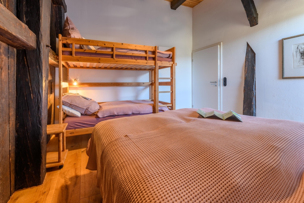 Doppelbett und Stockbett im Schlafzimmer