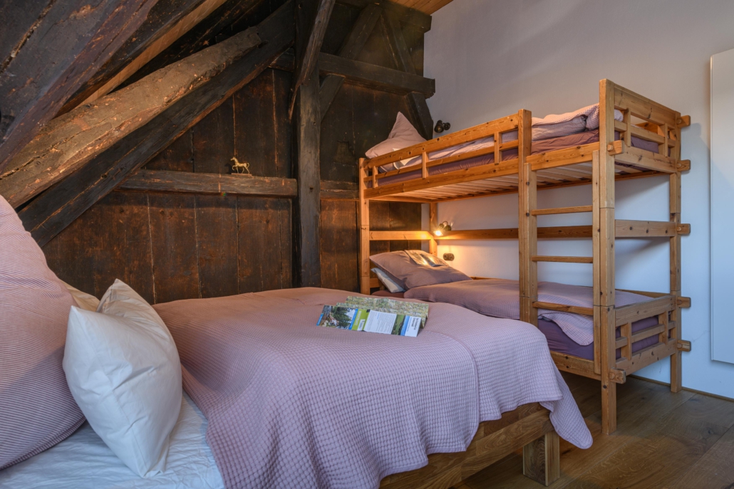 Doppelbett und Stockbett im Schlafzimmer