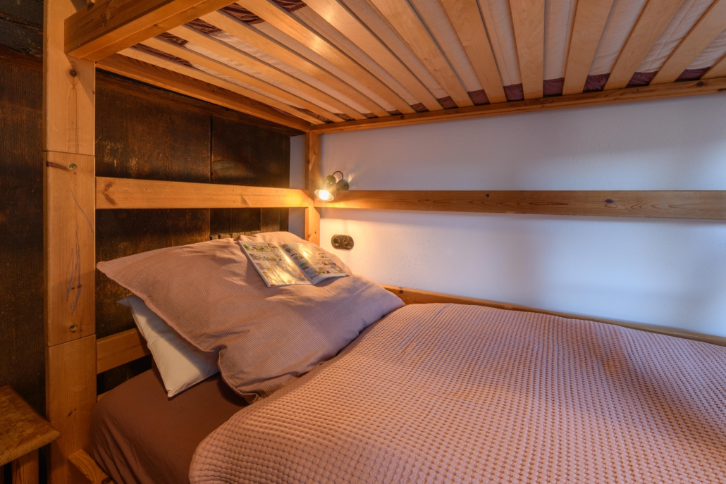 Unteres Stockbett im Schlafzimmer mit eingeschalteter Leselampe
