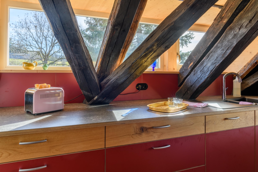 Küchenarbeitsplatte mit altem Holzgebälk darüber