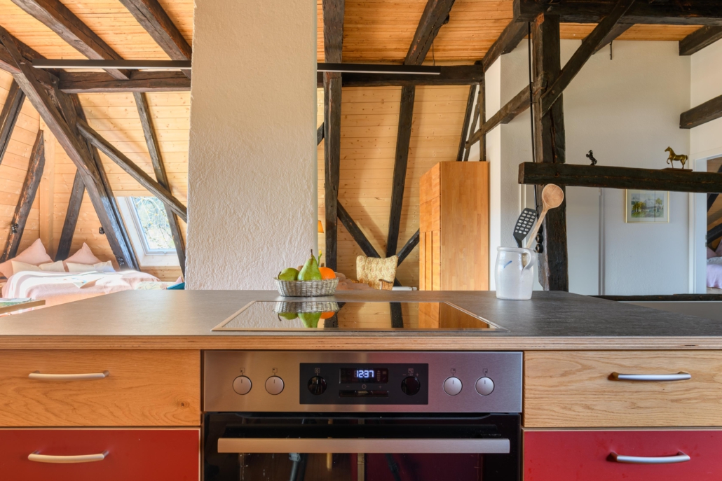 Kochinsel mit Induktionskochfeld und Backofen