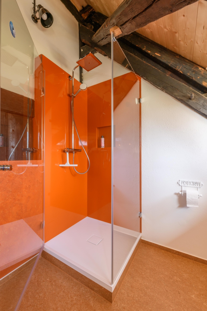 Moderne Duschkabine mit fugenlosen Wänden und Regenwasserdusche