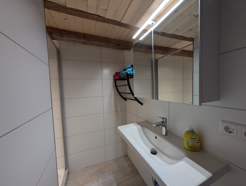 Waschtisch und Spiegelschrank darüber