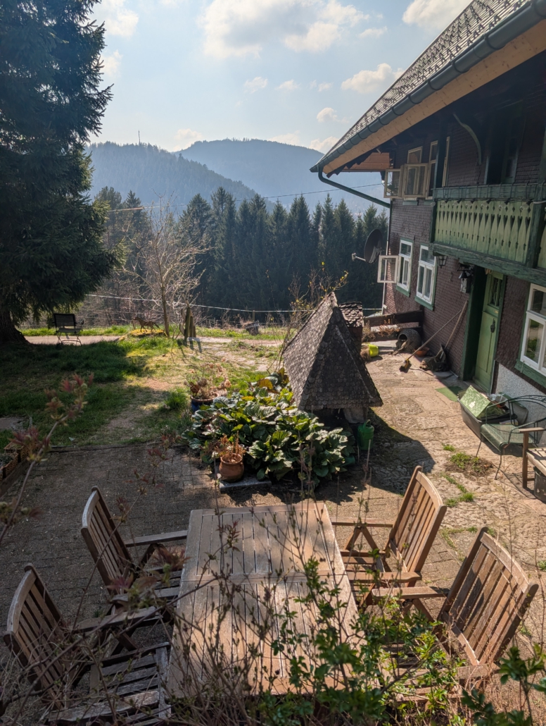 Terrasse vor der Wohnung mit Tisch und Stühlen