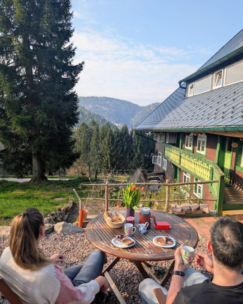 Auf der Terrasse die traumhafte Aussicht genießen Terrasse neben dem Haus mit Aussicht ins Tal