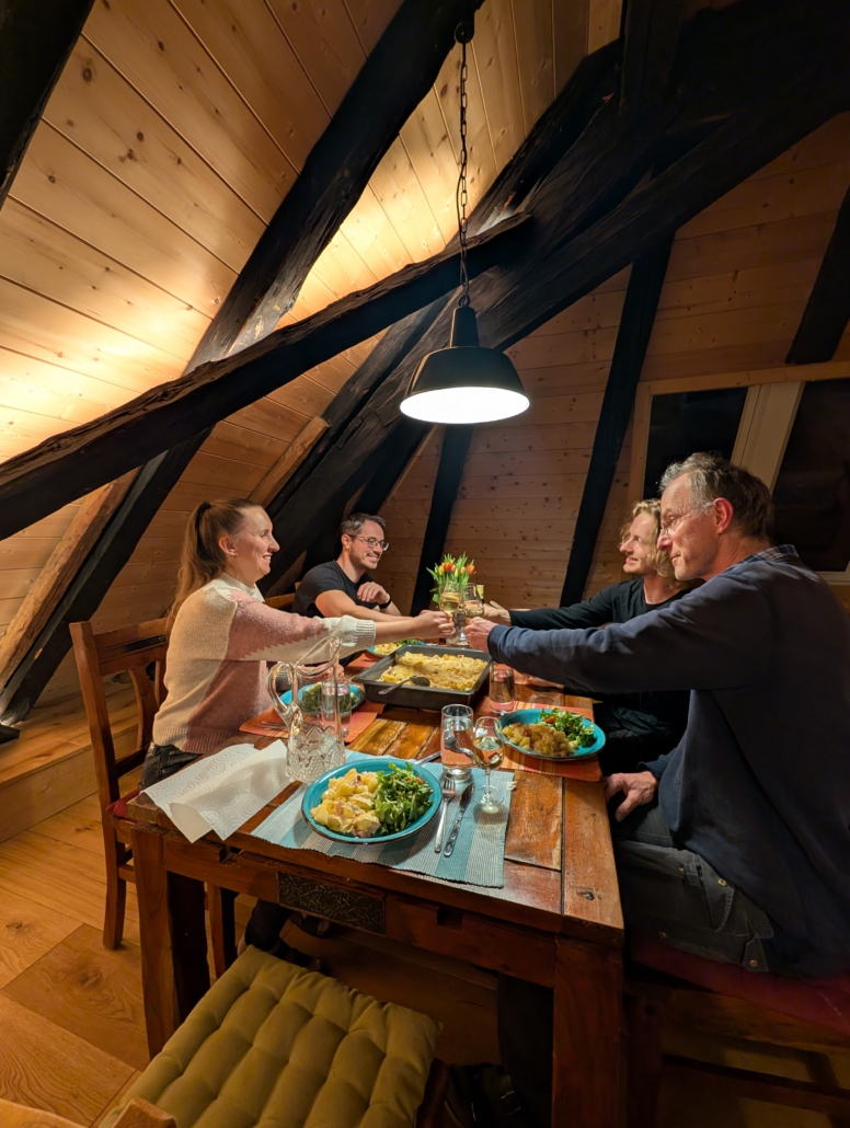 Gäste prosten sich beim Abendessen zu