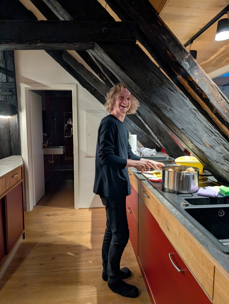 Gast beim Kochen an der Küchenzeile