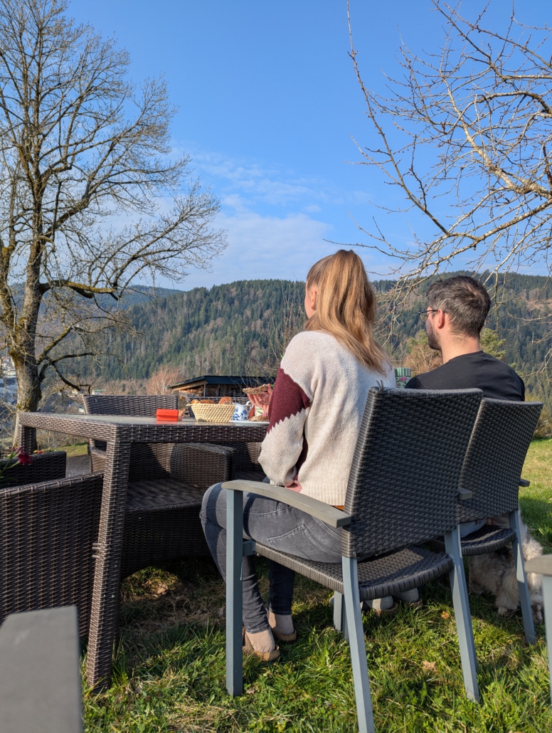 Gäste beim Frühstück auf der Terrasse