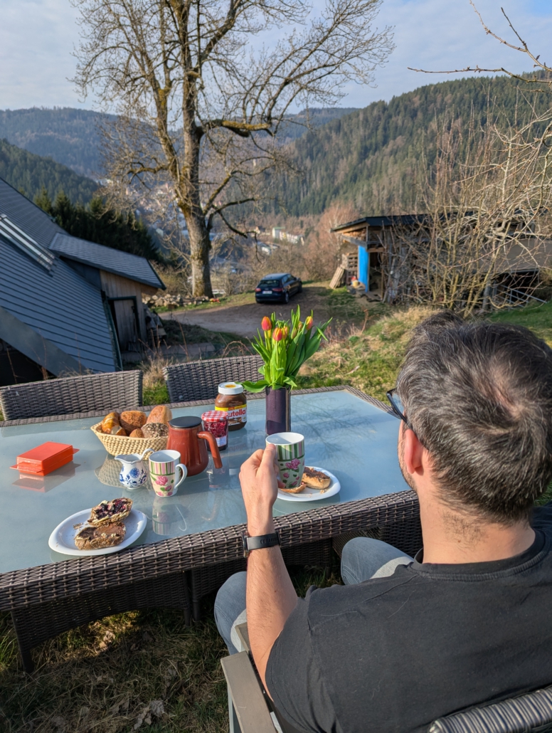 Gast am Terrassentisch beim Frühstücken
