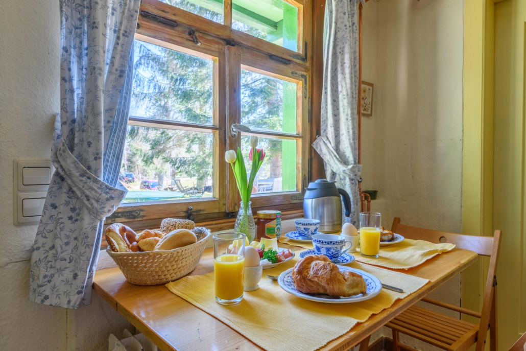 Esstisch vor dem Fenster