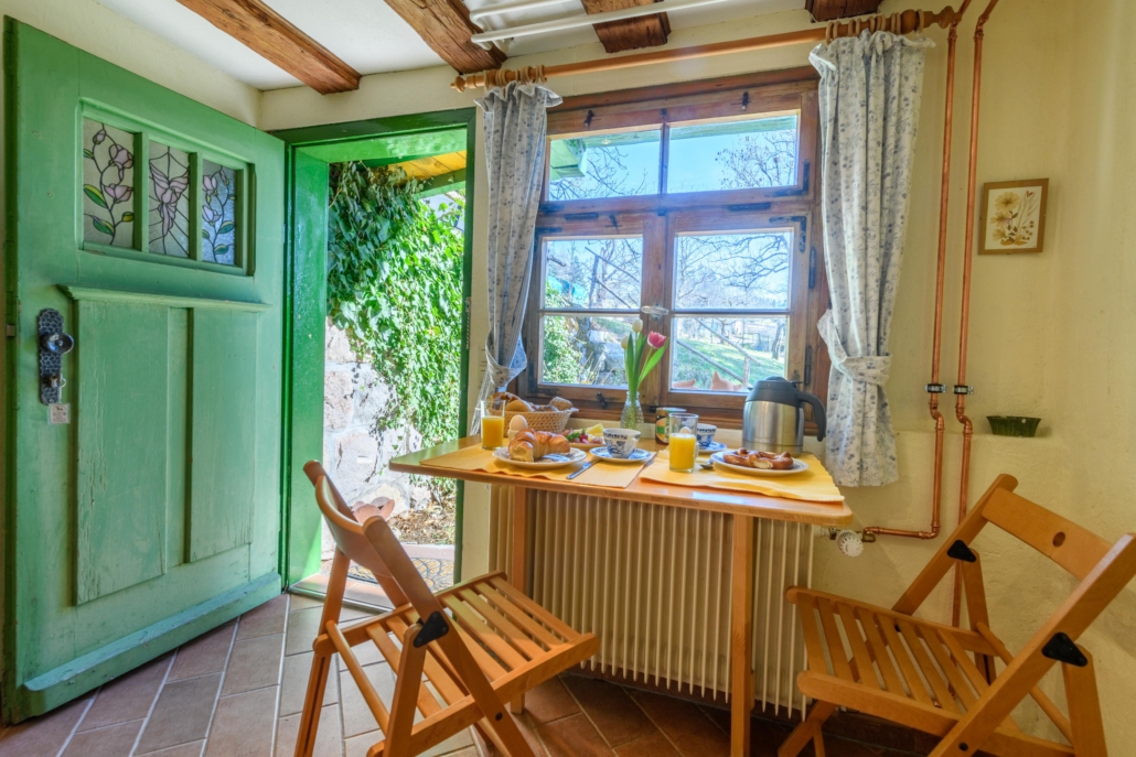 Esstisch neben dem Wohnungseingang