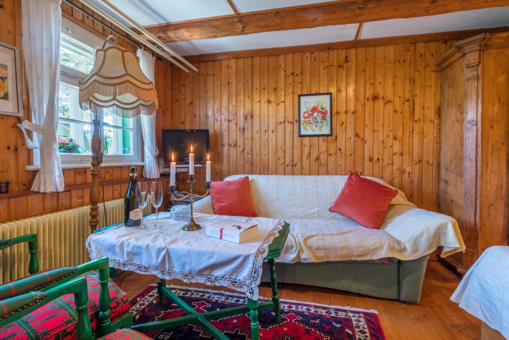 Wohnbereich des Schlaf-Wohnzimmers mit Couch und Tisch