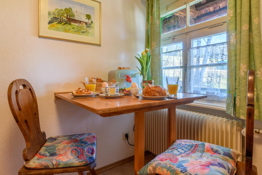 Frühstücken am Fenster Esstisch in der Küche neben dem Fenster
