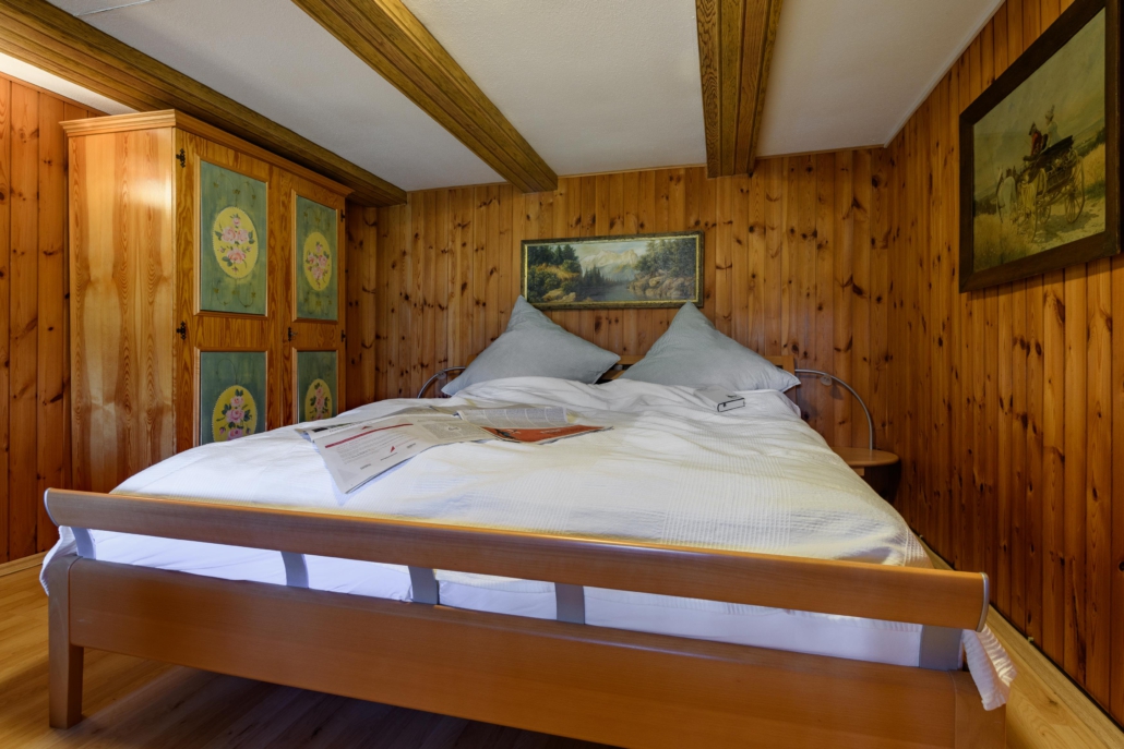 Bequemes Doppelbett mit Leseleuchten Doppelbett neben Kleiderschrank
