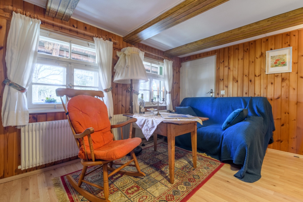 Urige Stimmung im Original-Schwarzwaldhof Wohnbereich des Wohn-/Schlafzimmers mit Sofa, Couchtisch und Sessel
